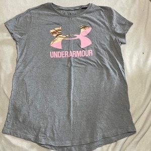 Girl’s Under Armour t-shirt.